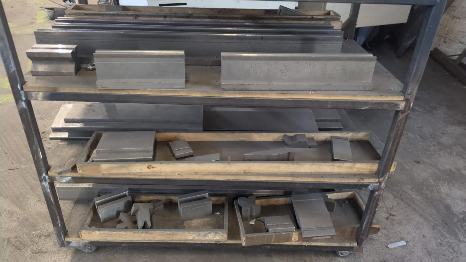 2016 Durma ADR 30175 3m x 175 tons 3 axis CNC Press Brake