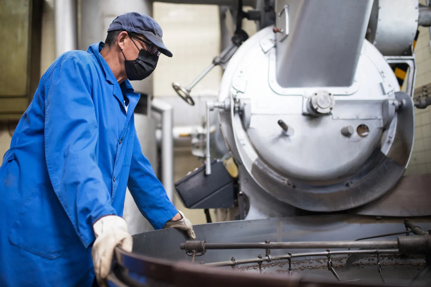 How can manual handling risks be reduced with Kuhlmeyer grinding machines?