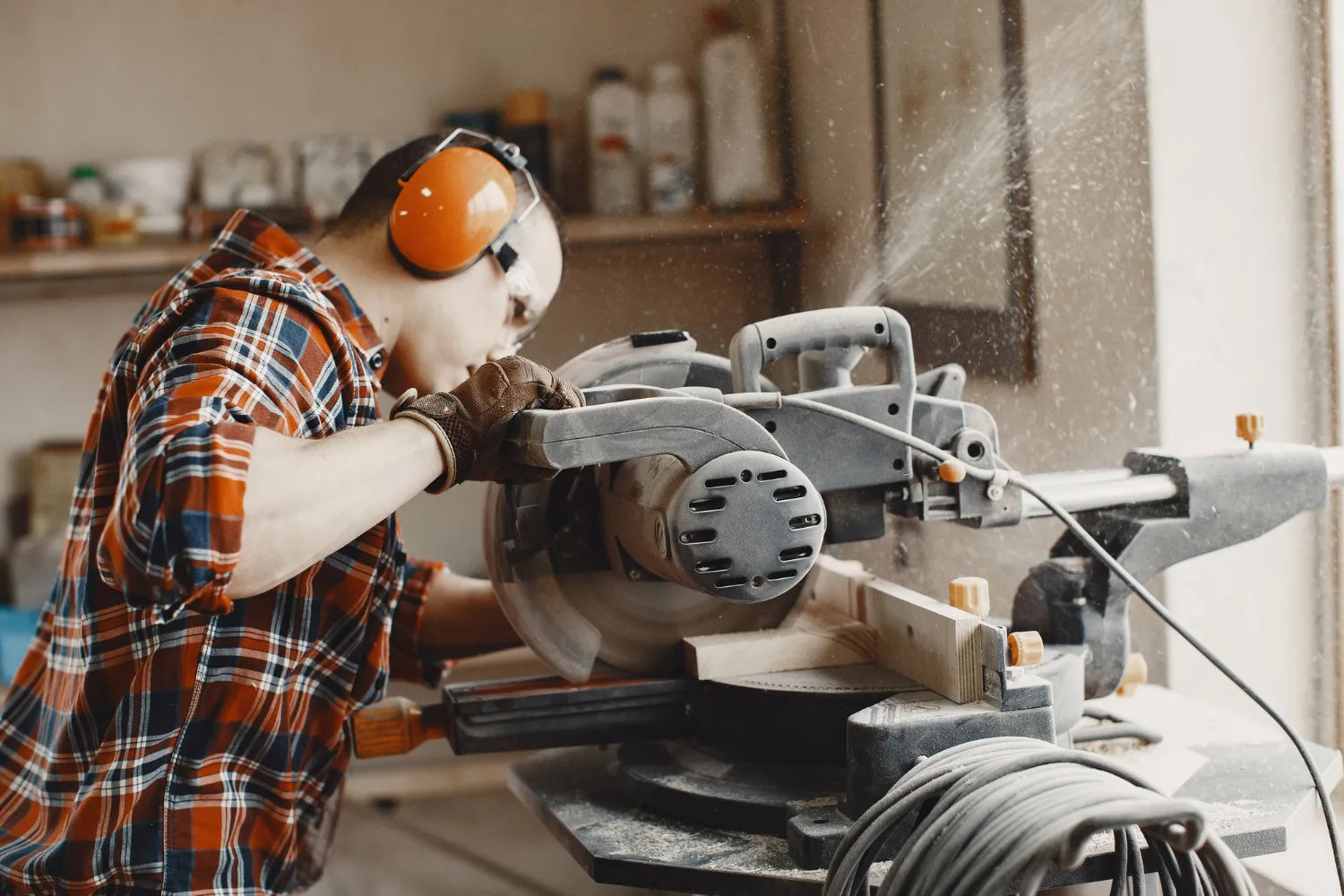 What is the recommended angle to grind a flat surface?