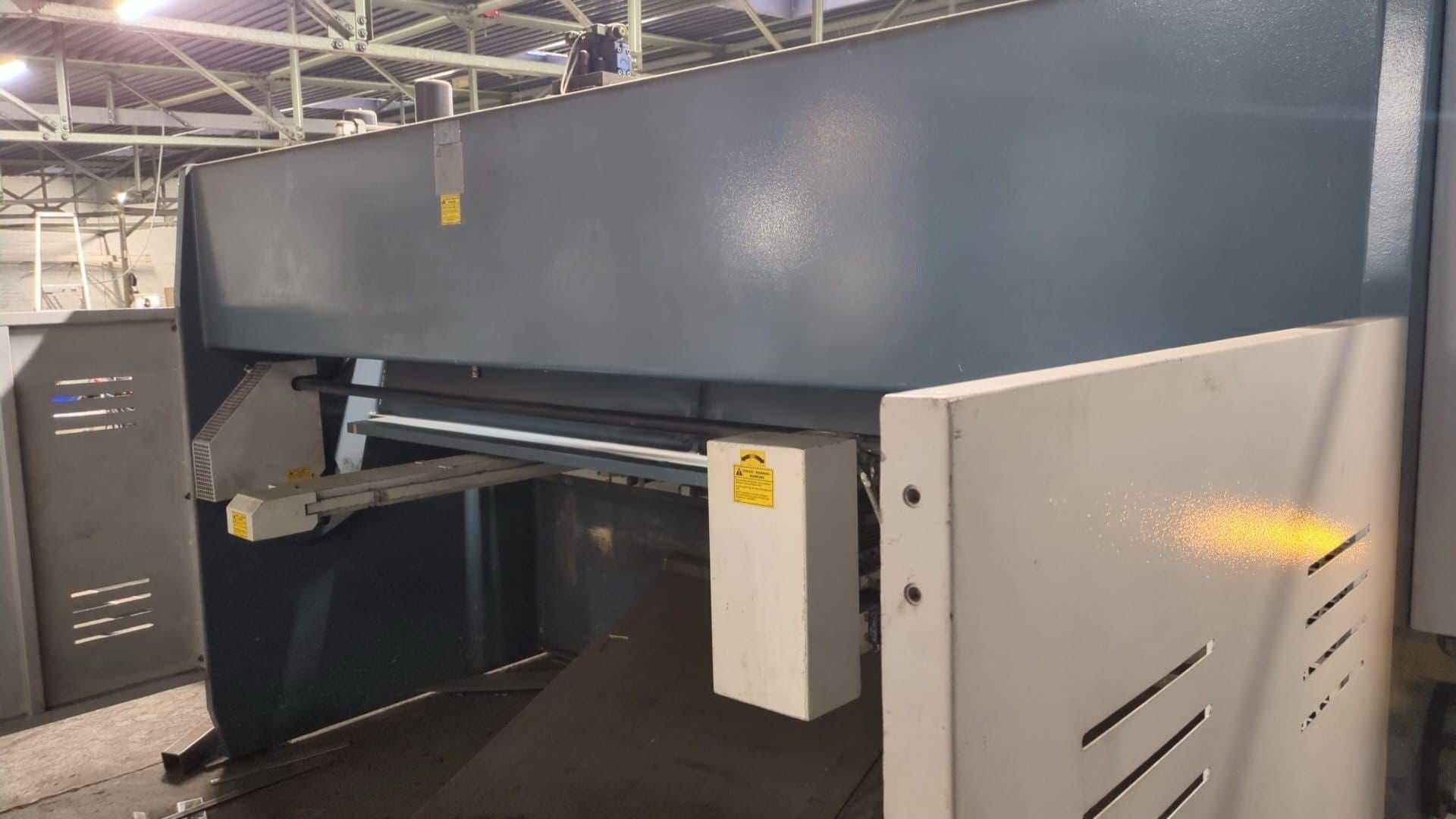 2017 Durma SBT 3013 3m x 13mm Guillotine